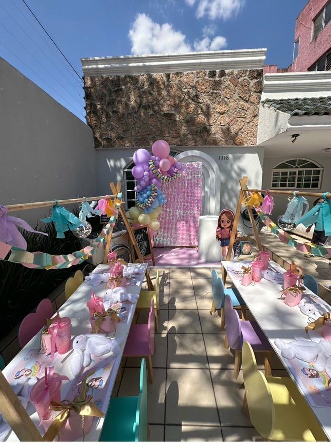 Evento Pequeños Creadores — setup aesthetic con globos y mobiliario infantil