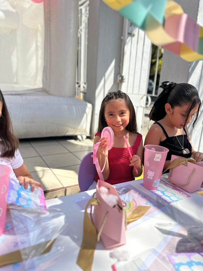 Niñas en taller Pequeños Creadores · Decorisis