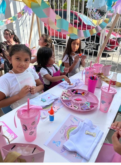 Niña mostrando su creación